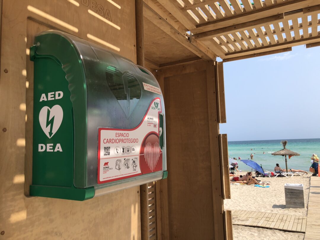 desfibrilador en la playa